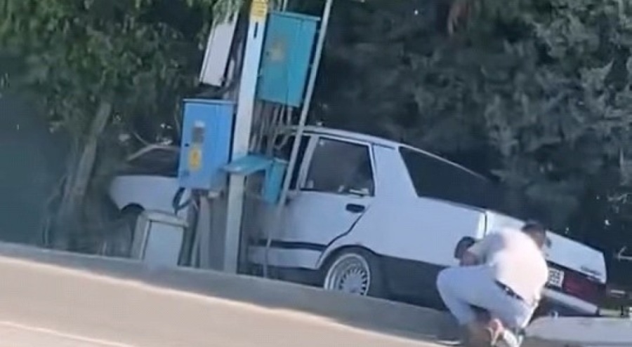Bursa'da otomobil kontrolden çıktı, önce direğe sonra evin koruma tellerine çarptı!