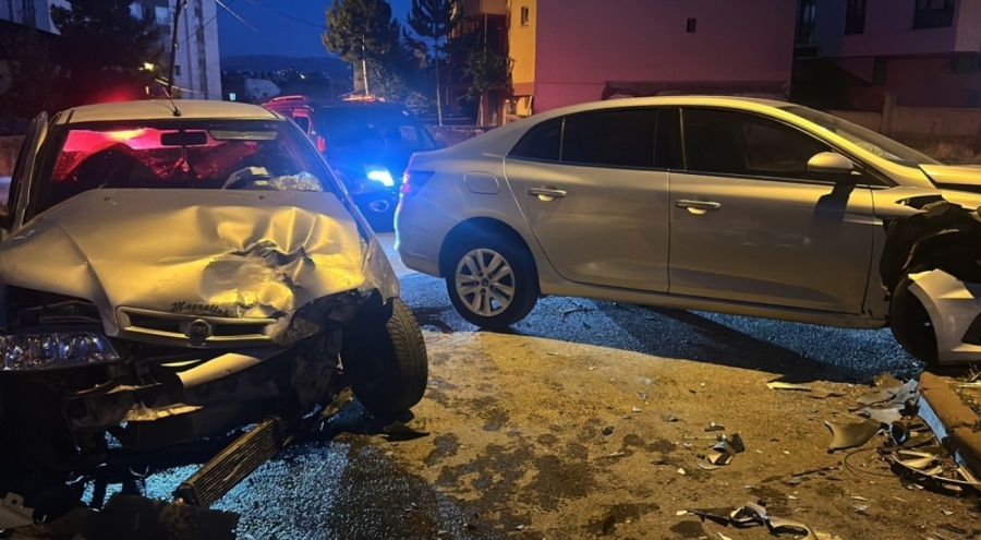 İki otomobil çarpıştı: 6 yaralı
