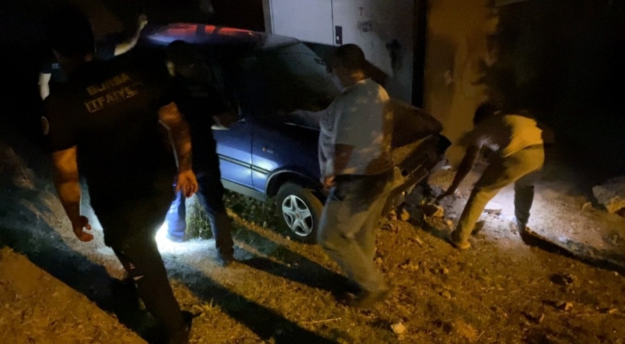 Bursa'da otomobil şarampole uçup trafoya çarptı!
