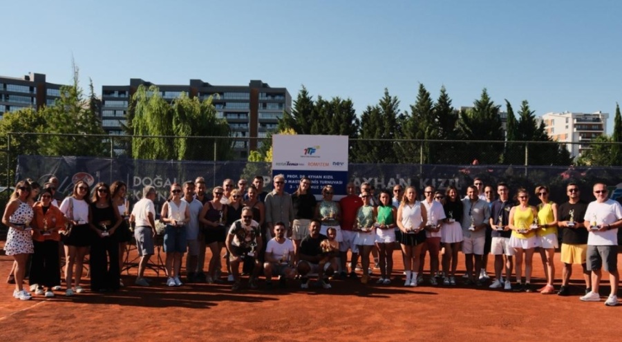 Prof. Dr. Ayhan Kızıl anısına düzenlenen T400 Masters Tenis Turnuvası'nda kupa sevinci