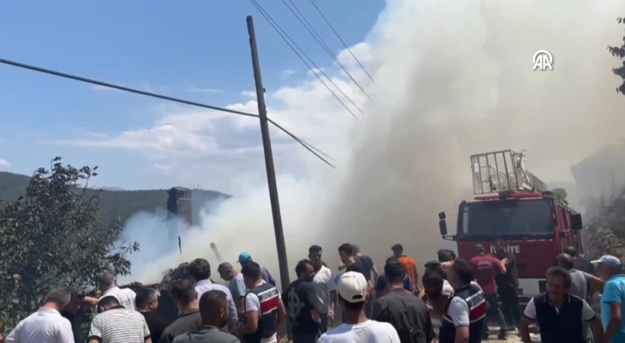 Antalya'da otluk alanda çıkan yangın evlere ulaştı!