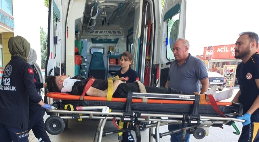 Bursa'da direksiyon hakimiyetini kaybeden motosiklet sürücüsü dolmuş durağına daldı