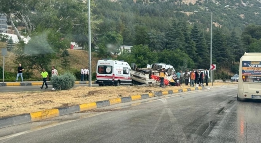 Korkutan kazada minibüs takla attı! Çok sayıda yaralı