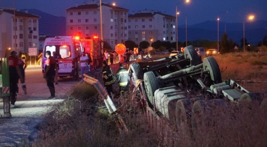 Domates yüklü kamyon şarampole devrildi: 1 ölü