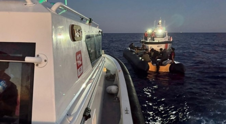 İzmir açıklarında 89 göçmen yakalandı