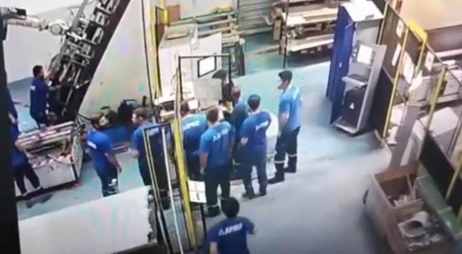 Arızalı makine, işçinin sırtına saplandı!