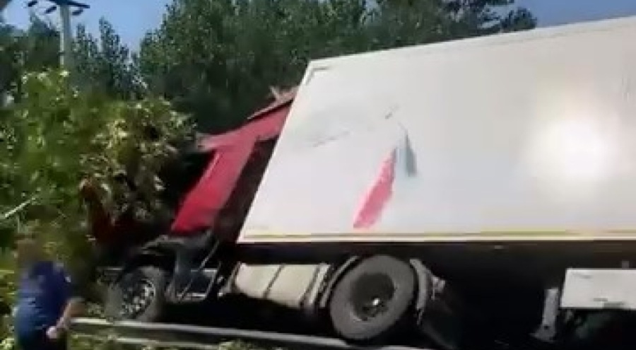 Bursa'da kontrolden çıkan tır devrildi! Sürücü yaralandı