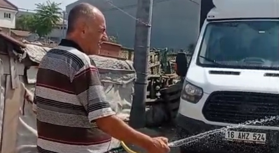 Bursa'da sıcaktan bunalan leyleği hortumla serinletti