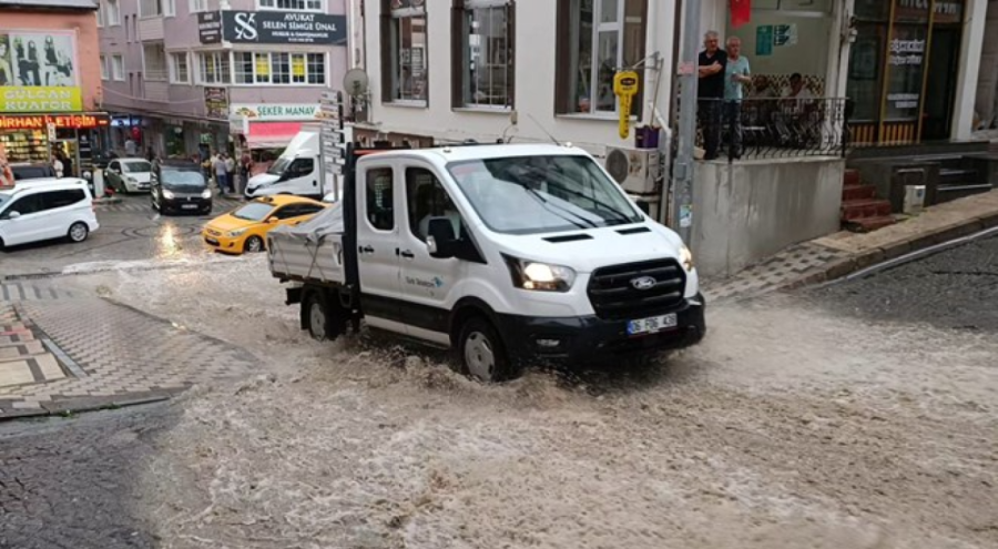 10 dakika süren sağanak su baskınlarına neden oldu