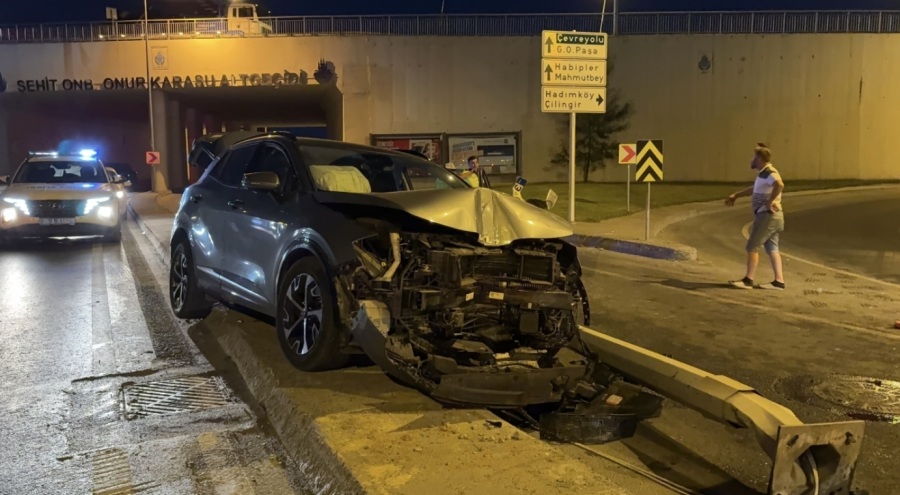 Otomobil direğe çarptı: 2 yaralı