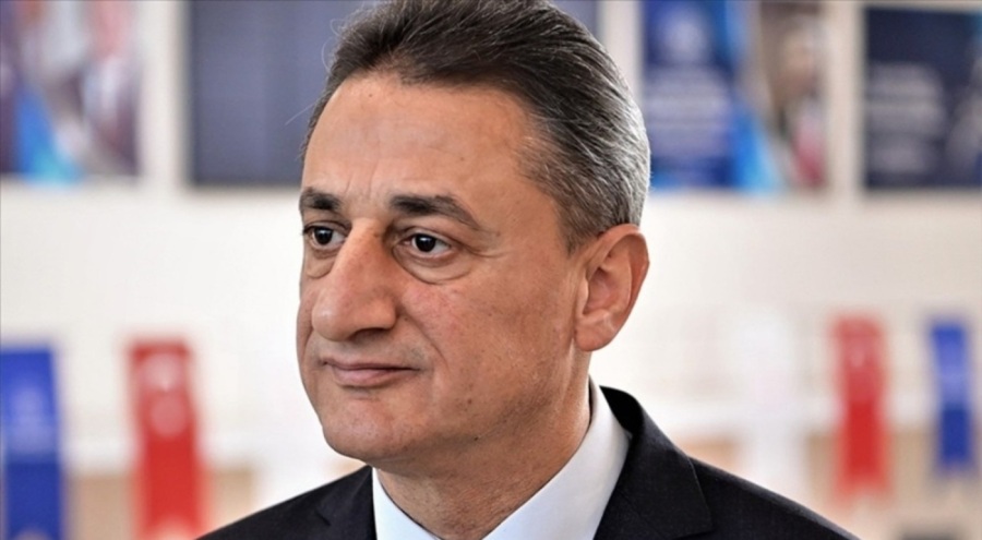 Eski Bitlis Valisi Erol Karaömeroğlu trafik kazasında yaralandı