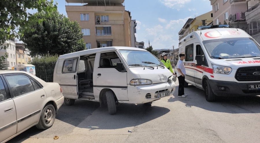 Bursa'da minibüs ile motosiklet çarpıştı! 2 yaralı