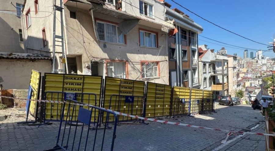 3 katlı binada balkon çöktü!