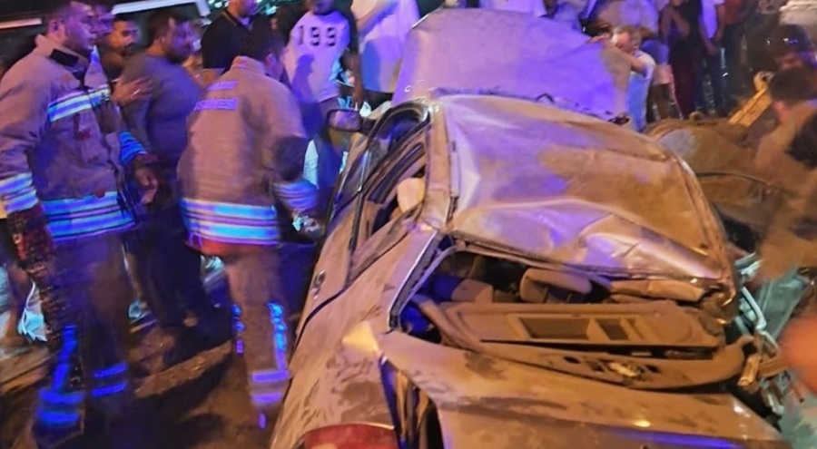 Otomobil aydınlatma direğine çarptı! Çok sayıda yaralı var