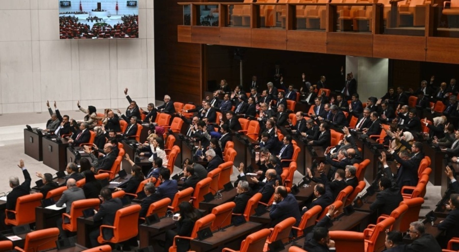 Zeytinliklerin madencilik faaliyetlerine açılmasını öngören kanun teklifinde, ilk 11 madde Meclis...