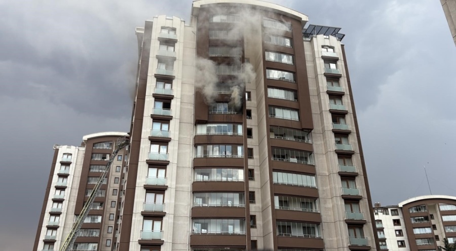 Ankara'da 14 katlı binada çıkan yangında mahsur kalan 2 kişi kurtarıldı