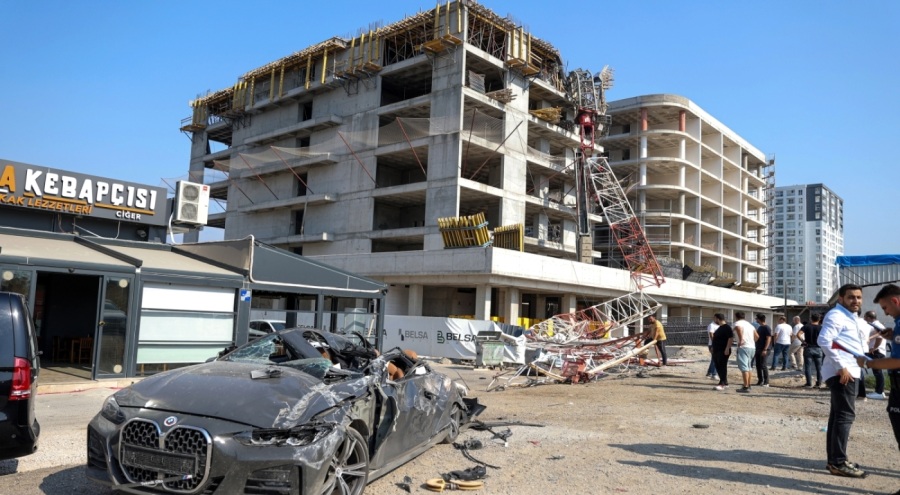 Bursa'da inşaat alanında vinç devrildi, operatör mahsur kaldı