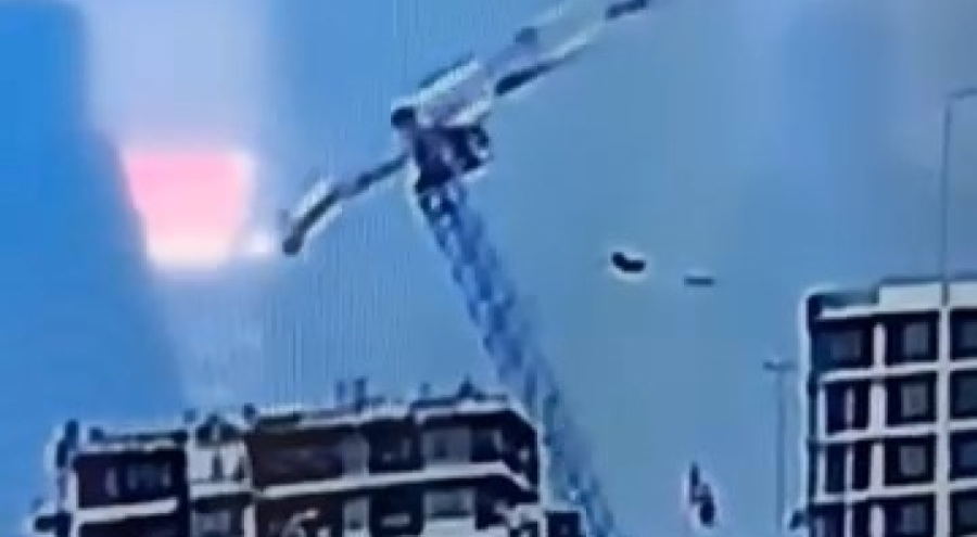 Bursa'da inşaat alanındaki vincin devrilme anı kamerada!