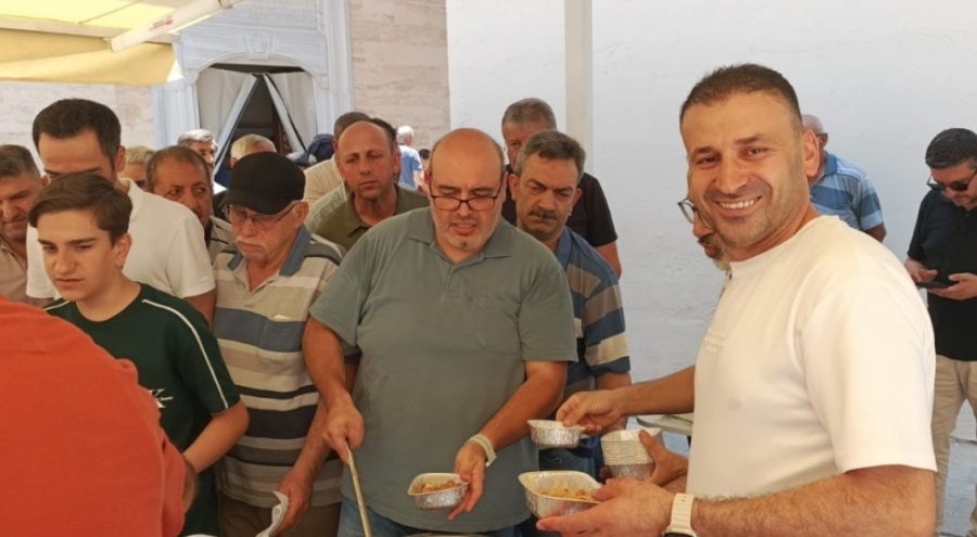 Bursalı esnaf bin 200 kişiye aşure dağıttı