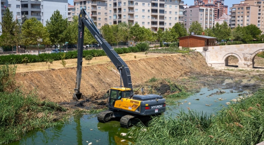 Bursa Büyükşehir'den Ayvalı Dere'de temizlik ve ıslah çalışması