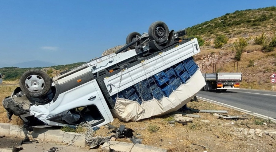 Bursa'da hafif ticari araç kamyonetle çarpıştı! 3 yaralı