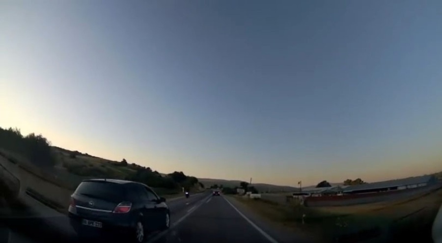 Bursa'da hatalı sollama yapan otomobil motosikleti ezmekten kıl payı kurtuldu