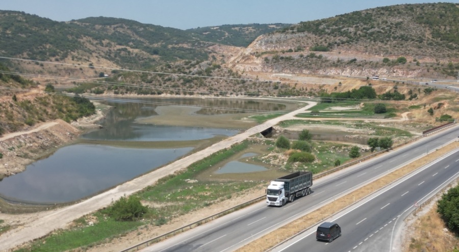 İnegöl'de Hamzabey Göleti alanında yetiştirilen ürünler hasat ediliyor