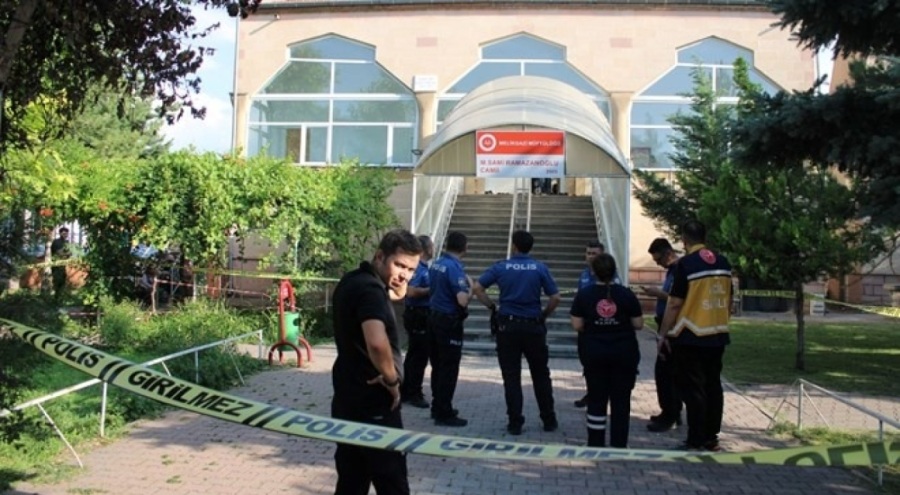 Husumetlisini namaz kılarken boğazını keserek öldürdü