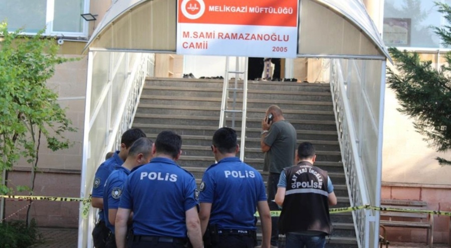 Camide kan donduran vahşet! Husumetlisini namaz kılarken boğazını keserek öldürdü