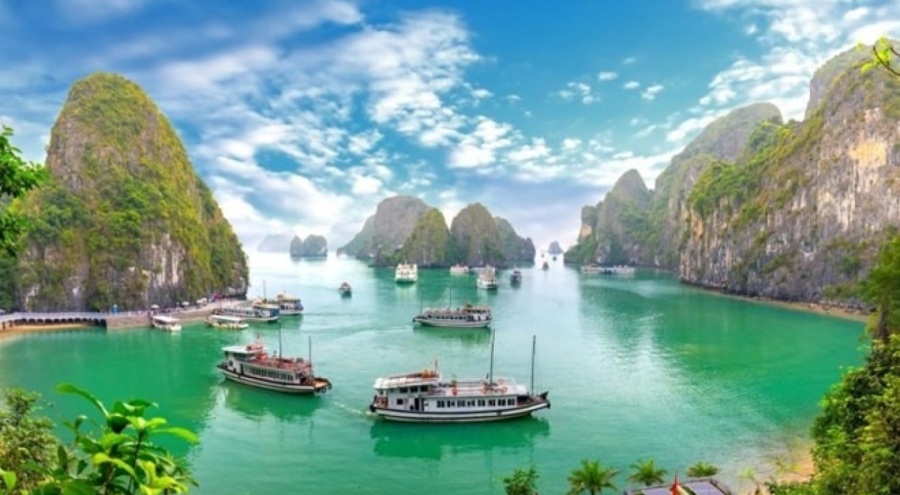 Vietnam'da tur teknesi alabora oldu: 18 ölü, 23 kayıp