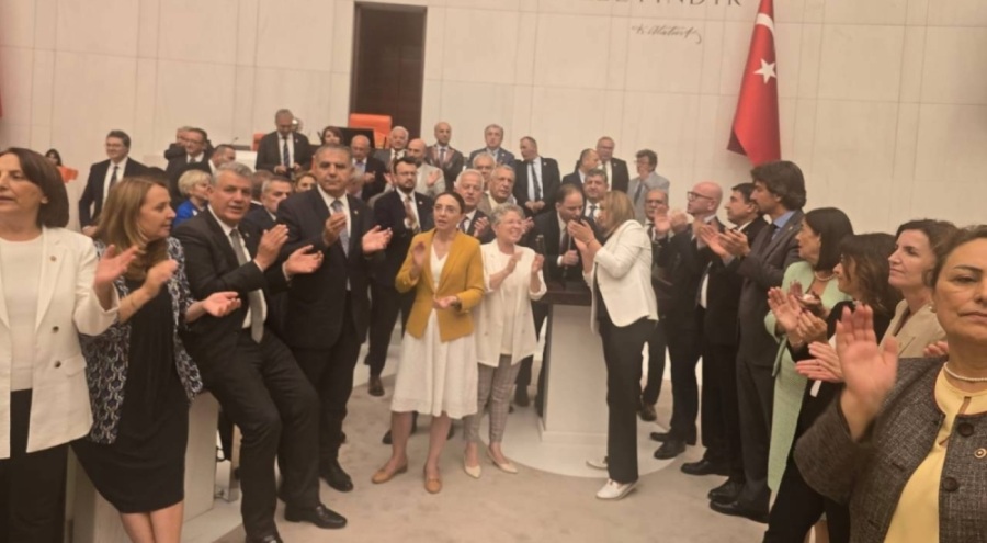 Meclis'te 'süper izin' protestosu: Vekiller kürsüyü işgal etti