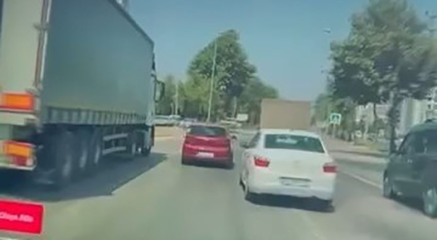 Bursa'da tırın kör noktasında kalan otomobil, kullanılmaz hale geldi