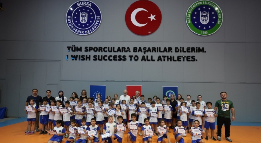 Bursa'da Yaz Spor Okulları'nda çocuklar sertifikalarına kavuştu