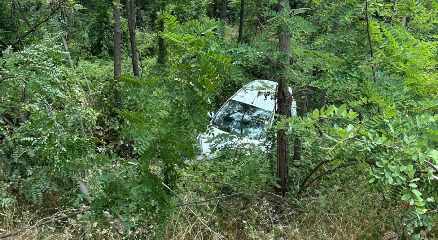 Bursa'da kaza! Kontrolden çıkan otomobil şarampole yuvarlandı