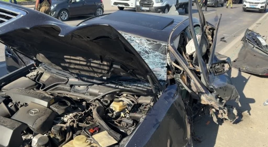 Bursa'da bariyere saplanan araçtaki 2 kişi ağır yaralandı