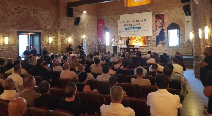 Bursa'da bağımlılıklarını yenen bireyler mezuniyet coşkusunu yaşadı