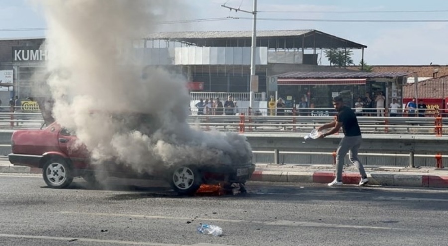 Alev alan otomobilini kendi çabasıyla söndürmeye çalıştı