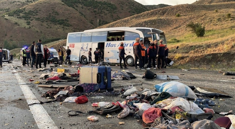 Sivas'ta yolcu otobüsü devrildi! Çok sayıda ölü ve yaralı