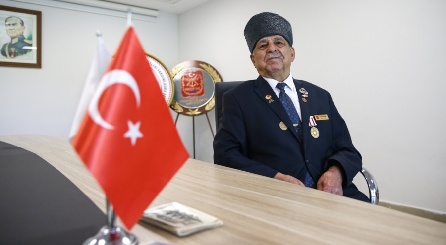 72 yaşındaki Bursalı gazi Salih Yandaş çifte gurur yaşıyor