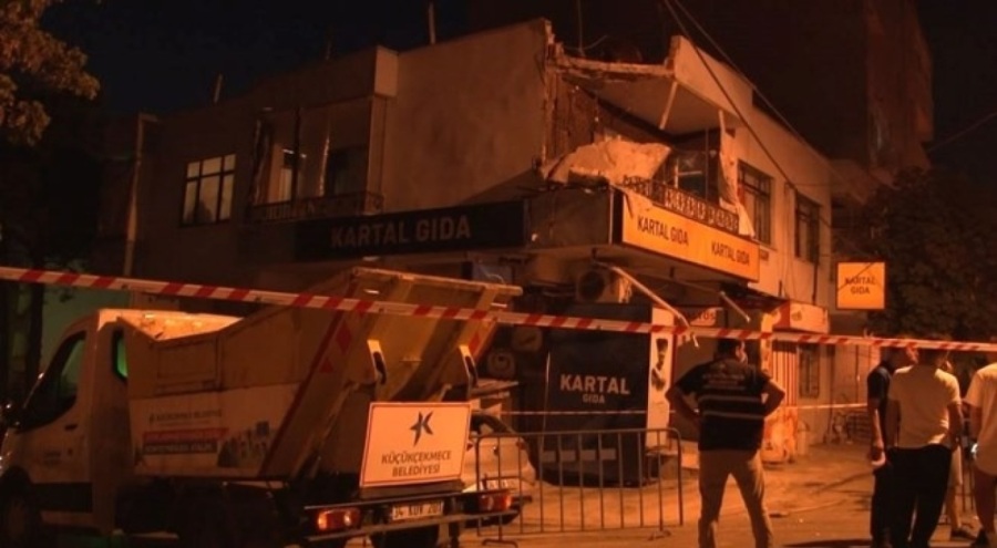 İki katlı binanın balkon duvarı çöktü