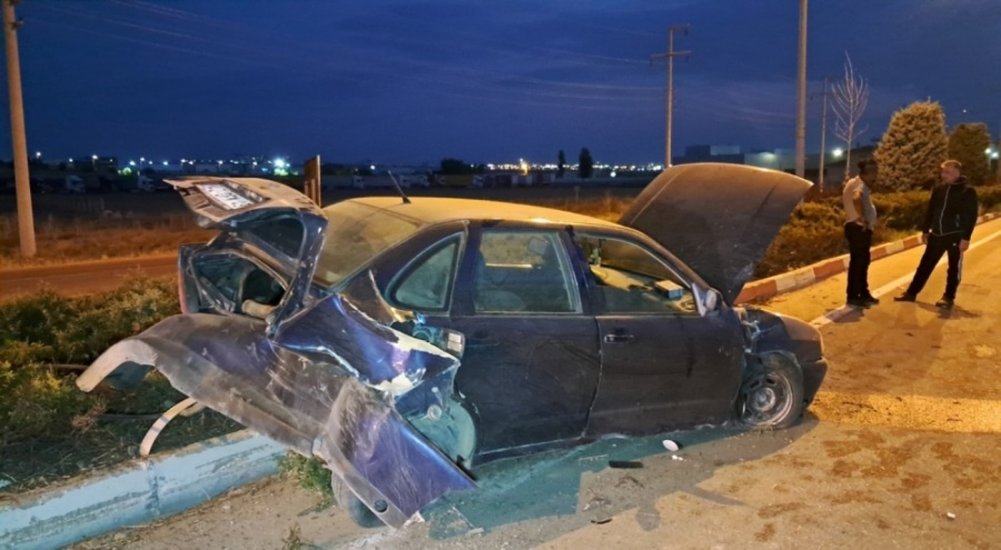 Otomobiller çarpıştı: 3 yaralı