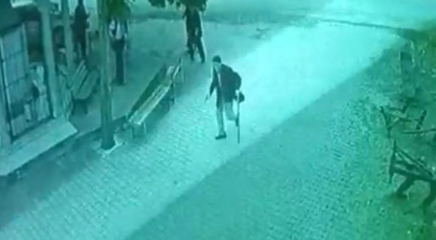 Bir elinde baston, bir elinde silah: 93 yaşındaki şüpheli 3 kişiyi yaraladı