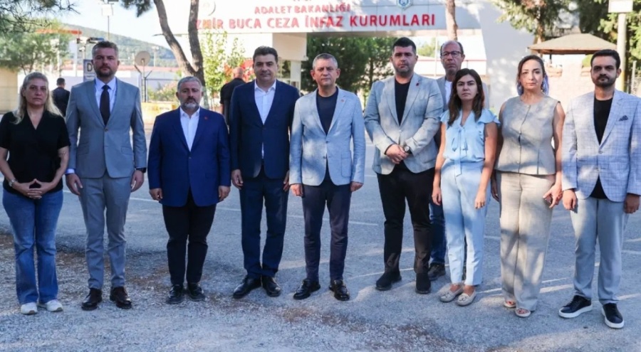 Özgür Özel'den Tunç Soyer'e ziyaret: Mağduriyet dolandırıcılık gibi ifade ediliyor
