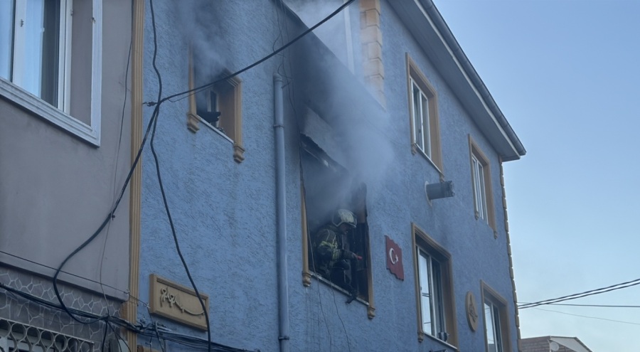 Bursa'da korkutan yangın! Ev sahibi dumandan etkilendi