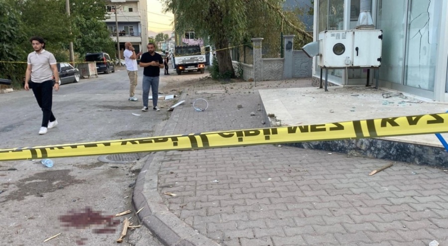 Ev baskınıyla başlayan kavgada sokak savaş alanına döndü