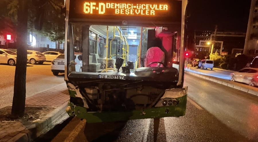 Bursa'da özel halk otobüsü ile otomobil çarpıştı! 7 kişi yaralandı