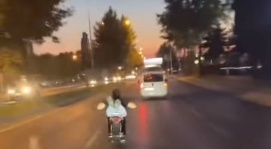 Bursa'da motosikleti yatarak sürdü! O anlar kamerada
