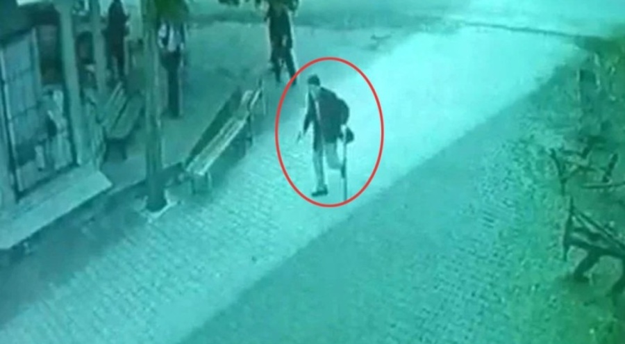 Bir elinde baston bir elinde silah! 93 yaşındaki adam dehşet saçtı