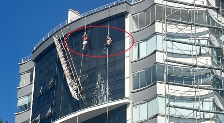 İskele koptu, işçiler ölümden döndü