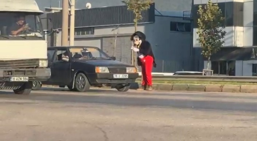 Bursa'da mendil satıcısı 'Miki Fare' şaşkınlığı